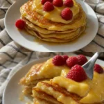 Pfannkuchen mit Pudding Rezept einfach 3 Pfannkuchen mit Pudding auf einem Teller serviert