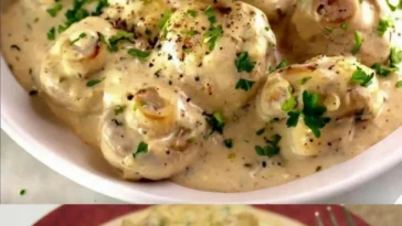 Pilz-Parmesan-Delikatesse mit frischen Kräutern und Käse dekoriert.