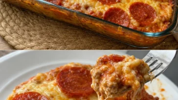 Leckerer Pizzaauflauf mit frischen Zutaten und Käse überbacken