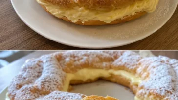 Ein Stück Windbeutelkuchen auf einem Teller, dekoriert mit Sahne und Früchten.