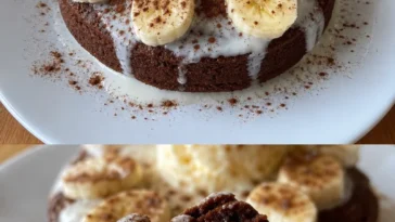 Saftiger Bananenkuchen auf einem Teller mit einer Banane daneben