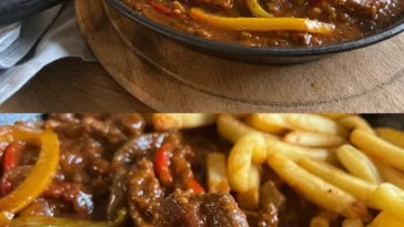 Leckeres Schaschlik aus dem Schaschliktopf serviert auf einem Tisch