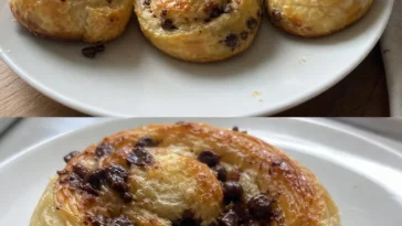 Schneller Blätterteigstrudel mit Schokolade und Sahne auf einem Teller