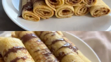 Schokoladige Pfannkuchen mit einer Portion frischer Beeren und Schokolade