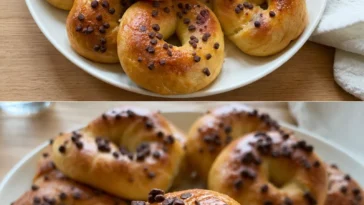 Schokoladen-Brioche-Donuts frisch gebacken mit Schokolade überzogen