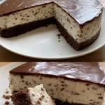 Stracciatella-Torte ohne Backen 3 Stracciatella-Torte ohne Backen auf einem Teller mit Schokoladenstückchen