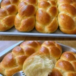 Weiche Milchbrötchen Rezept einfach 4 Weiche Milchbrötchen frisch gebacken auf einem Teller