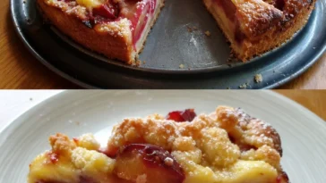 Zwetschgenkuchen mit Vanillepudding auf einem Kuchenteller